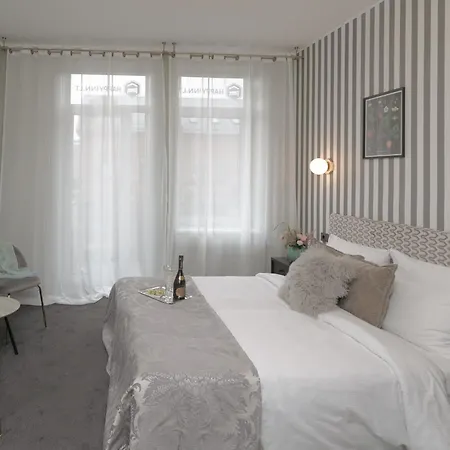 Aparthotel Happy & *